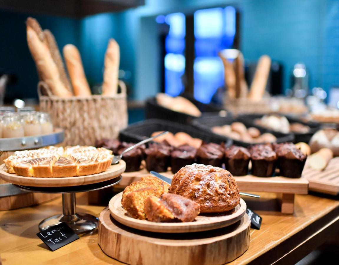 Gudauri Lodge Exterior photo A selection of pastries at a buffet